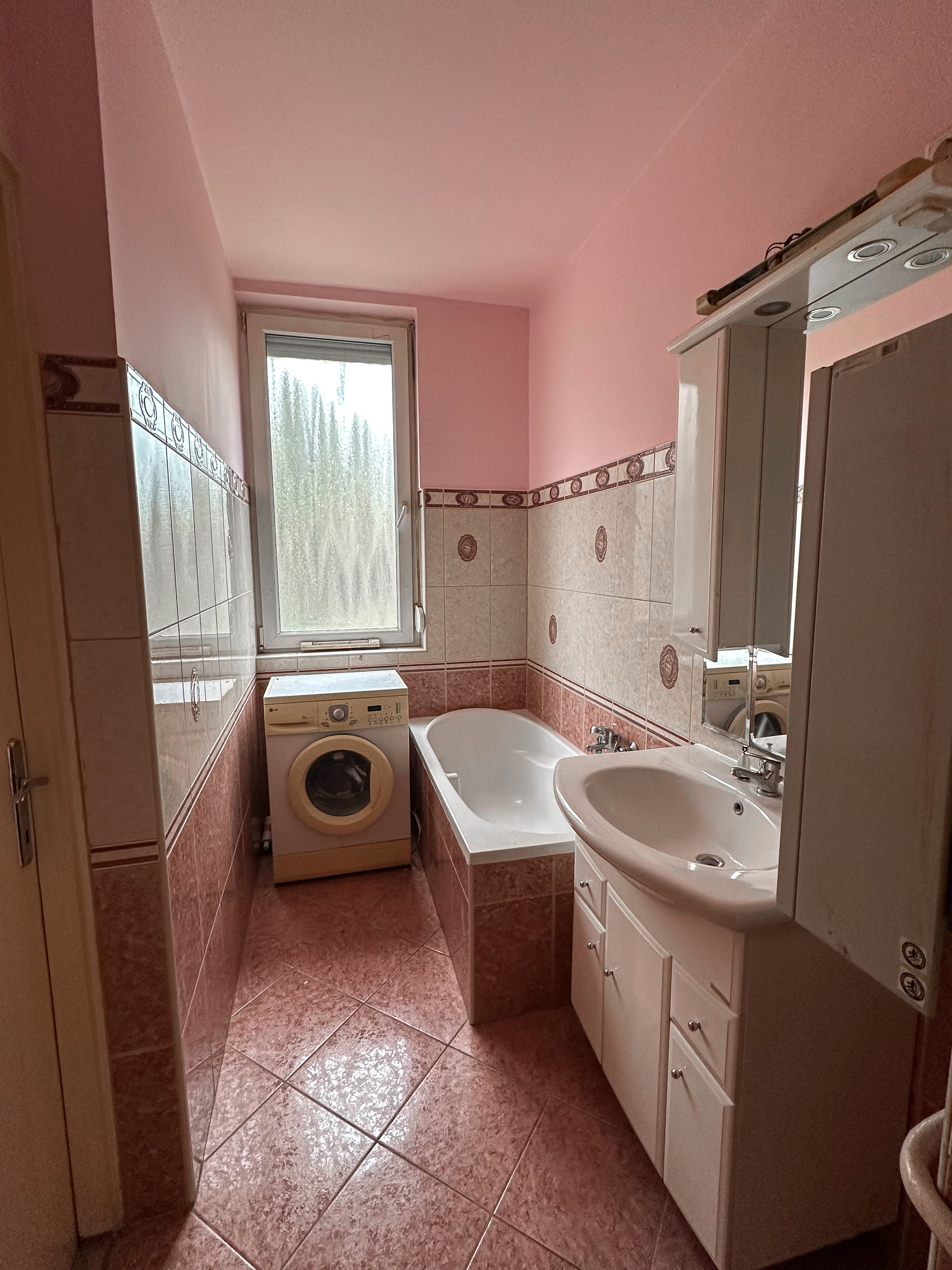 A budapesti társasházi lakás szobája.